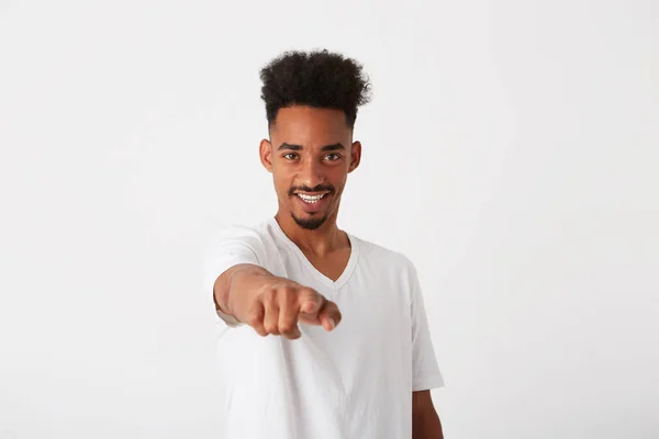 Close Jovem Afro Americano Bonito Alegre Com Cabelo Encaracolado Usa — Fotografia de Stock