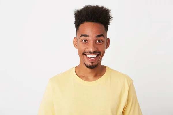 Porträtt Glatt Förvånad Afroamerikanska Ung Man Med Lockigt Hår Slits — Stockfoto