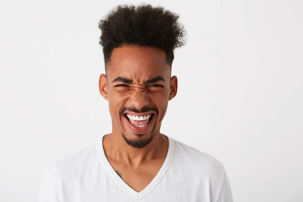 Portret Van Vrolijk Opgewonden Afro Amerikaanse Jonge Man Met Krullend — Stockfoto