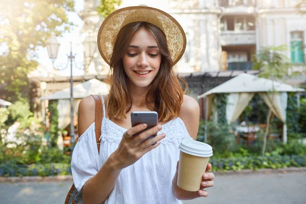 Retrato Aire Libre Joven Encantadora Feliz Lleva Sombrero Verano Con — Foto de Stock