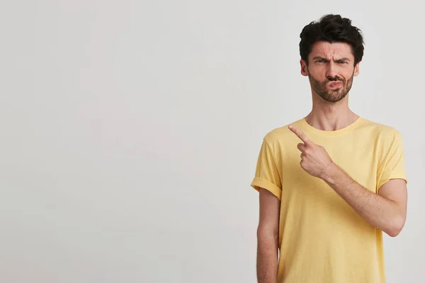 Kıl Ile Mutsuz Memnun Genç Adam Portresi Sarı Gömlek Görünüyor — Stok fotoğraf