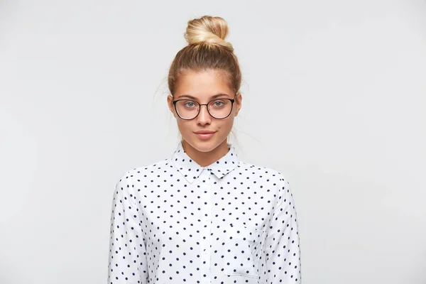 Portrét Jistý Atraktivní Mladá Žena Bun Nosí Košili Puntíky Brýle — Stock fotografie