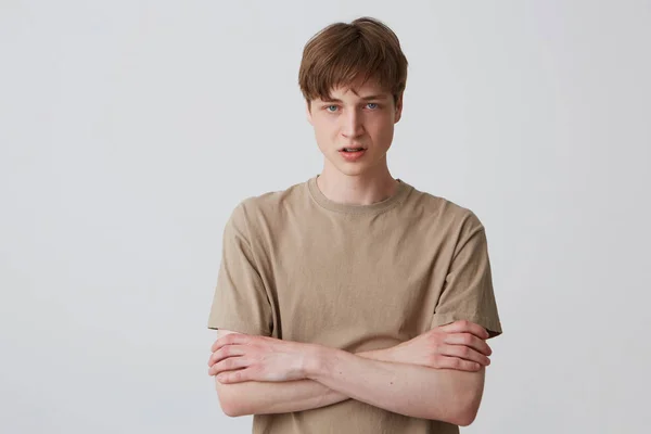 Retrato Chateado Jovem Infeliz Com Corte Cabelo Curto Camiseta Bege — Fotografia de Stock