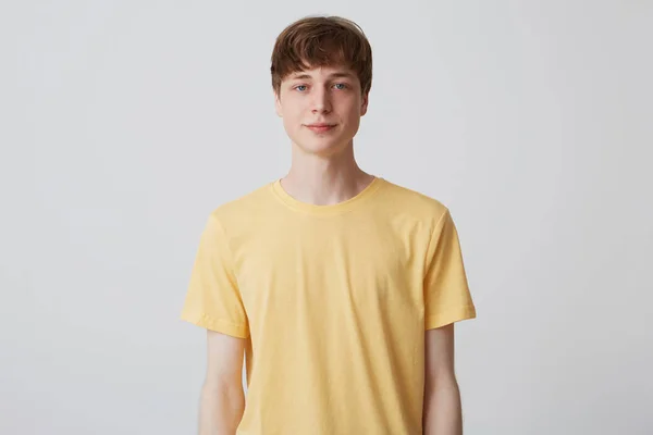 Retrato Joven Atractivo Con Corte Pelo Corto Lleva Camiseta Amarilla — Foto de Stock