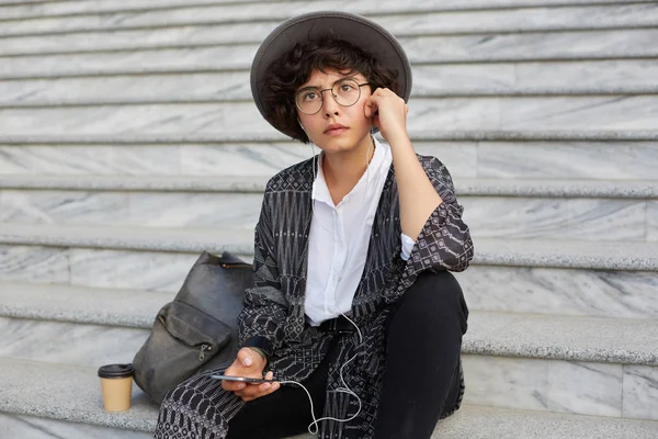 Retrato Una Atractiva Joven Sentada Las Escaleras Mira Directamente Cámara — Foto de Stock