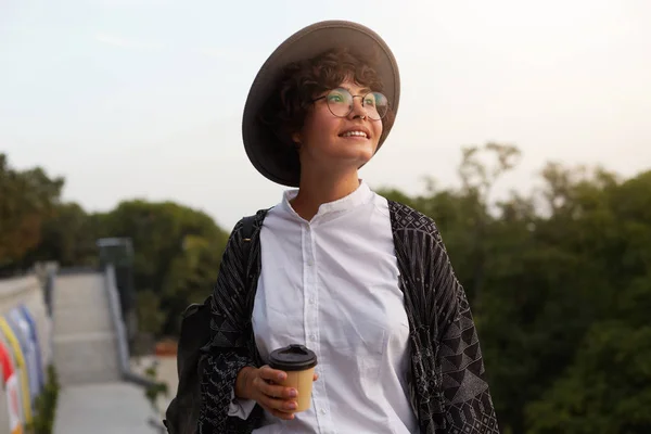 Toma Aire Libre Joven Mujer Negocios Encantadora Lleva Sombrero Verano — Foto de Stock