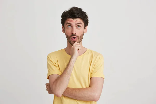 Stüdyo Çekim Giyen Sıradan Sarı Tshirt Vurdu Bir Düşünce Olması — Stok fotoğraf
