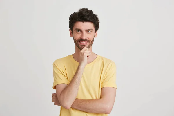 Stüdyo Atış Sarı Klasik Tişörtü Giyen Gülümseyen Çekici Genç Bir — Stok fotoğraf