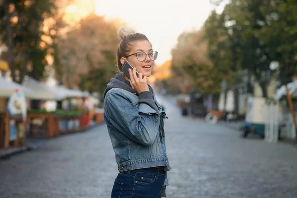 Foto Aire Libre Hermosa Joven Rubia Sonriendo Hablando Con Amigo — Foto de Stock