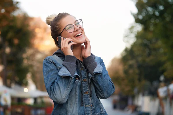 Close Van Portret Van Gelukkig Blond Meisje Glazen Lacht Breed — Stockfoto