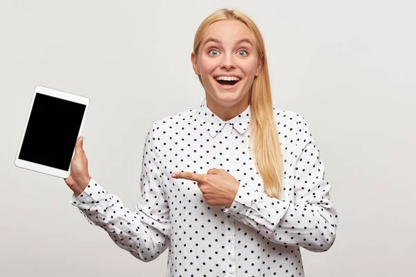 Blond Meisje Kijkt Blij Blij Verblijden Verbaasd Met Tablet Hand — Stockfoto