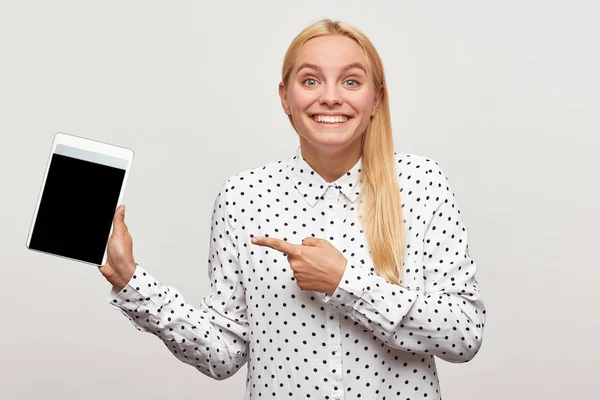 Jong Meisje Kijkt Blij Verblijden Verbaasd Gelukkig Toothy Glimlacht Tablet — Stockfoto