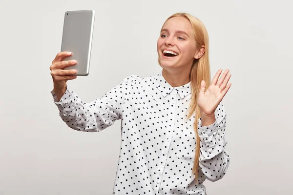 Schieten Een Blond Meisje Met Tablet Hand Het Maken Van — Stockfoto