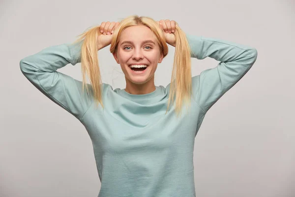 Adorável Jovem Loira Com Cabelos Longos Tem Piadas Divertidas Sorrisos — Fotografia de Stock