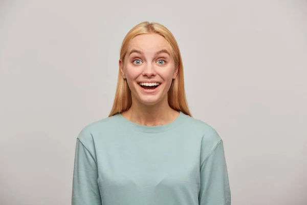 Linda Menina Loira Cabelo Longo Sorrisos Parece Feliz Animado Como — Fotografia de Stock