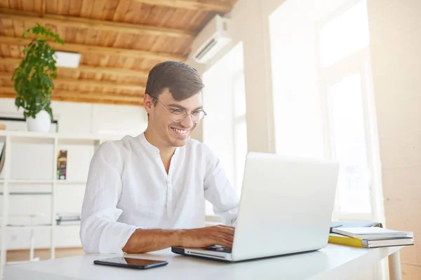 Porträtt Cheeful Självsäker Ung Affärsman Bär Vit Skjorta Och Glasögon — Stockfoto