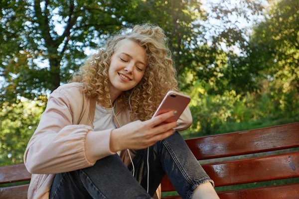 Mooi Meisje Blonde Met Krullend Haar Met Haar Benen Een — Stockfoto