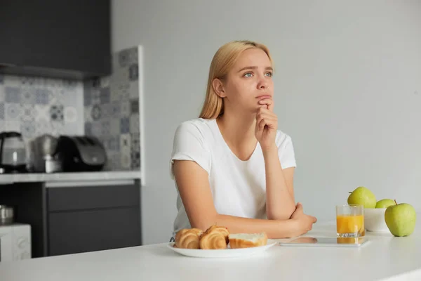 Een Jong Blond Meisje Zit Aan Keukentafel Droevig Kijkt Peinzend — Stockfoto