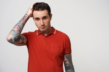 Parmakları ile penye, saçları fırçalama, beyaz arka plan üzerinde izole saç modeli yapmak çekici şık maço adam portresi kapatın. Güzellik, bakım ve insan kavramı