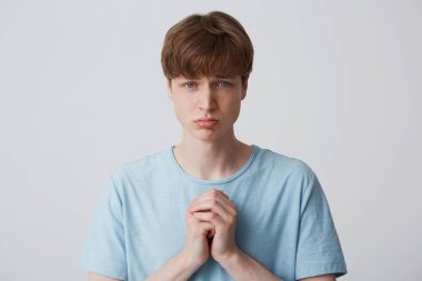 Genç bir adam pleaded bir ifade ile onun yüzünde, kabarık alt dudağını, ellerini moling hareketle katlanmış duruyor, o gerçekten bir şey birinden almak umut