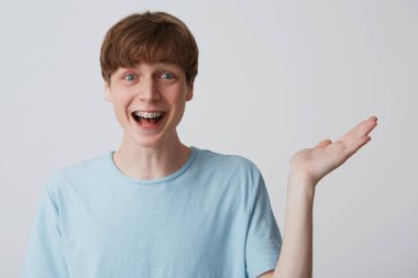 El ile eller heyecan heyecan şaşırdım ve over-emotive çekici mutlu adamla parantez geniş nefes nefese ve neşe ve mutluluk, çığlık gülümseyen dişlerde Palm'da bir kopya alanı tutar
