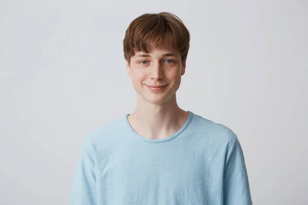 Retrato Atraente Sorridente Olhos Azuis Jovem Com Corte Cabelo Curto — Fotografia de Stock