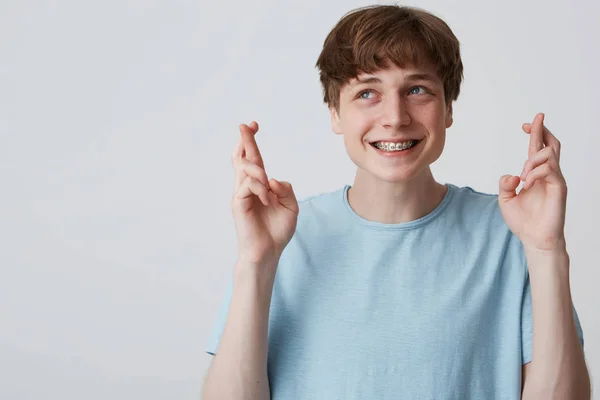 Retrato Cara Jovem Olha Para Lado Fazendo Desejo Esperando Por — Fotografia de Stock