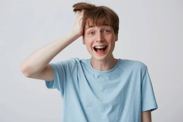 Gritando Felicidade Emoção Jovem Agarrou Cabeça Com Uma Mão Cabelo — Fotografia de Stock