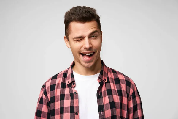 Flertando Bonito Atraente Encantador Jovem Pisca Com Olho Sorrindo Aparência — Fotografia de Stock