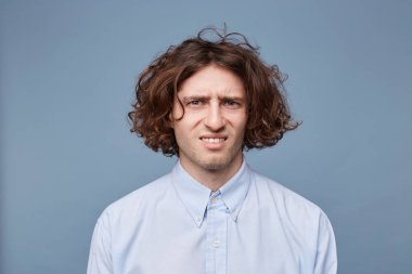 Adam bir dağınık dağınık saç modeli ile kamera, bir sıradan ışık gömlek, iğrenme hoşnutsuzluğunu sevmediğim bir yüz ifadesi giyinmiş görünüyor. Birisi gibi kötü bir sonla biten bir hikaye anlattı