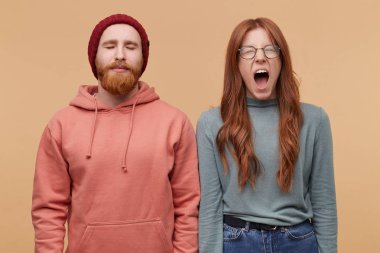 Genç Kızıl Sakal erkek kapalı atış gözüne yakın tutar ve sakin olun. Genç Kızıl saçlı kadın açık ağız geniş ve çığlıklar, andgry hissediyor ve bazı sorunlar hakkında deli