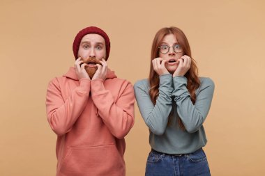 Yatay shot dehşete genç erkek ve kadın birlikte korku filmi izle, ağız, Biege'e arka plan üzerinde izole yakınındaki dokunmayın