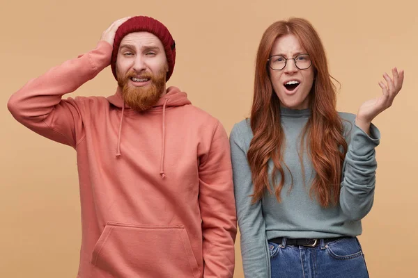 Aman Tanrım! Yatay genç erkek ve kadın ateş, şok, yüz ifadesi, tutun ellerini kafasına hayret. İzole