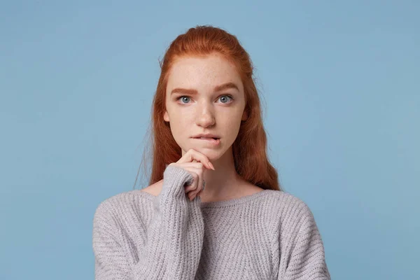 Porträt Eines Mädchens Mit Roten Haaren Blickt Kamera Hält Ihre — Stockfoto