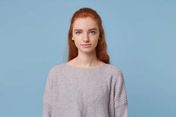 Junge Schöne Mädchen Mit Langen Roten Haaren Und Blauen Augen — Stockfoto