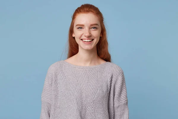 Retrato Una Tierna Hermosa Atractiva Joven Pelirroja Linda Sinceramente Sonriente — Foto de Stock