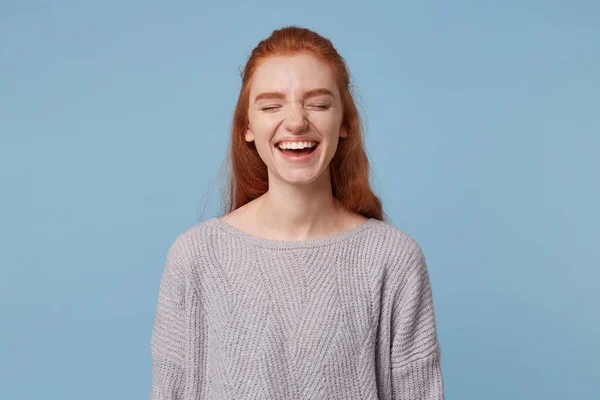 Porträtt Glad Vackra Attraktiva Rödhåriga Flicka Uppriktigt Glatt Skrattande Stänga — Stockfoto