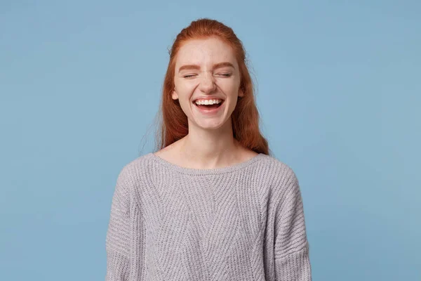 Retrato Uma Menina Bonita Atraente Alegre Ruiva Sinceramente Alegremente Rindo — Fotografia de Stock