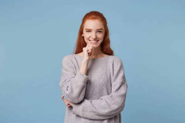 Een Vrolijke Openhartig Vrij Aantrekkelijk Meisje Met Rood Haar Staat — Stockfoto