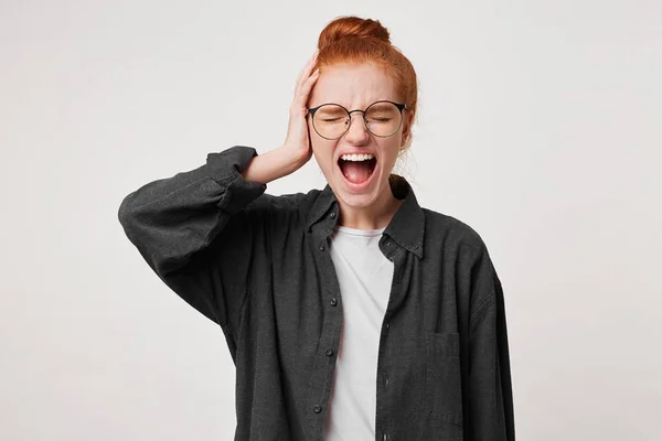 Uma Jovem Ruiva Com Óculos Vestidos Com Uma Camisa Homem — Fotografia de Stock