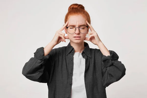Retrato Uma Jovem Estudante Cabelos Vermelhos Vestida Com Uma Camisa — Fotografia de Stock