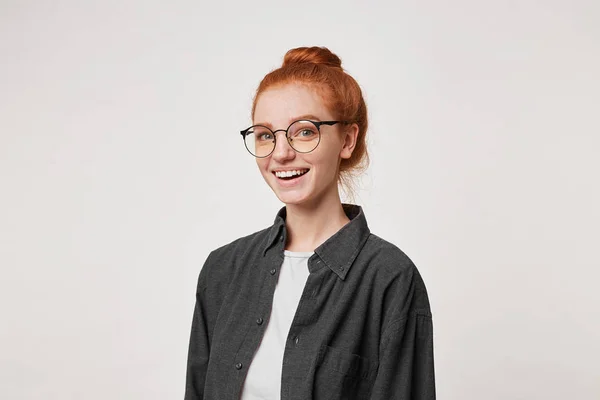 Menina Ruiva Bonito Olha Para Câmera Através Óculos Gentilmente Sorridente — Fotografia de Stock