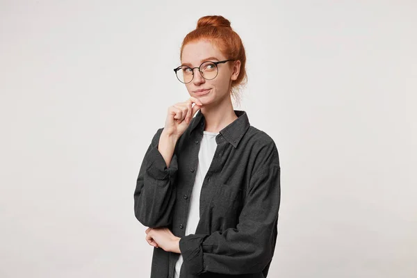 Retrato Joven Pelirroja Hembra Camisa Hombre Negro Mantiene Brazo Barbilla — Foto de Stock