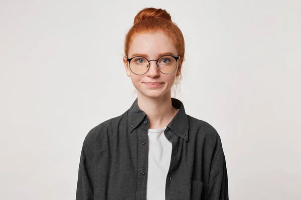 Retrato Chica Tranquila Confiada Con Pelo Rojo Reunido Moño Mira — Foto de Stock