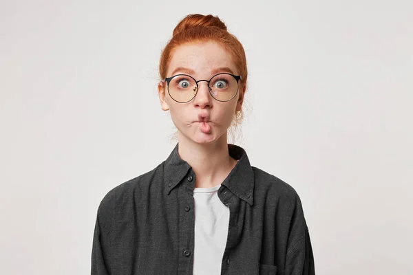 Roodharige Meisje Portretteert Een Vis Met Haar Lippen Kijken Door — Stockfoto