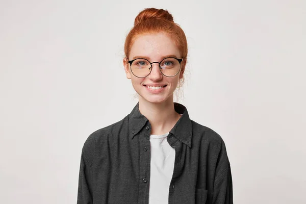 Ein Fröhlich Lächelndes Junges Mädchen Mit Brille Und Rotem Haar — Stockfoto
