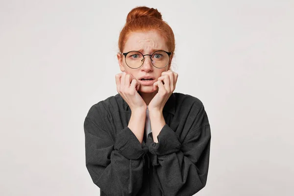 Närbild Rädd Röd Hår Flicka Ser Rädd Rädd Tjattrande Tänder — Stockfoto