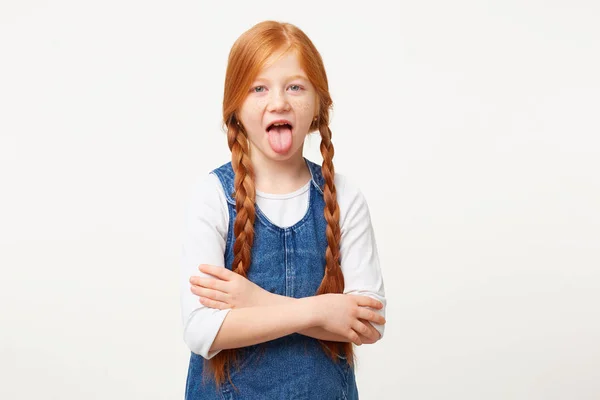 Tochter Ihren Eltern Nicht Gehorchen Grimassen Die Kamera Zeigen Zunge — Stockfoto