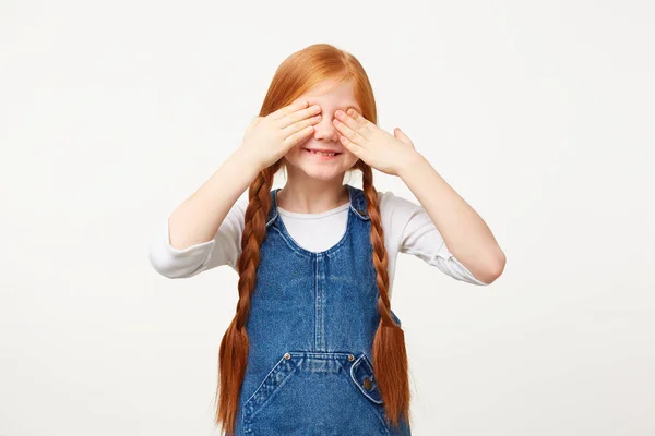 Забавная Маленькая Девочка Рыжими Волосами Играет Прятки Родителями Стоящими Закрытыми — стоковое фото