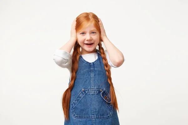 Kleine Freche Rothaarige Mädchen Zerbrach Die Lieblingsvase Ihrer Mutter Stand — Stockfoto